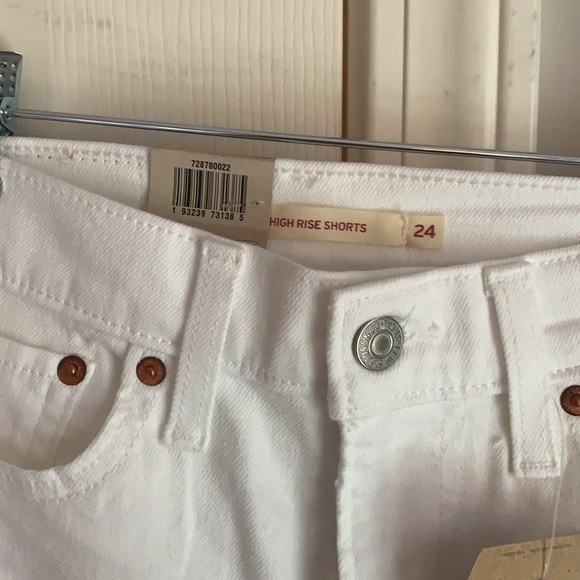 Levi’s High Rise Short - Picture 3 of 4